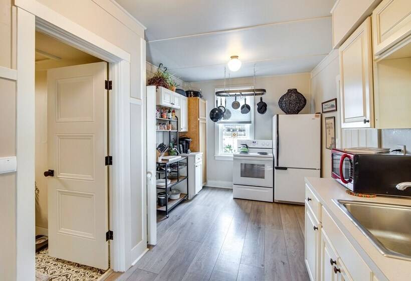 Charming Ellensburg Cottage W/ Private Outdoor Bar