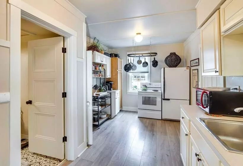 Charming Ellensburg Cottage W/ Private Outdoor Bar