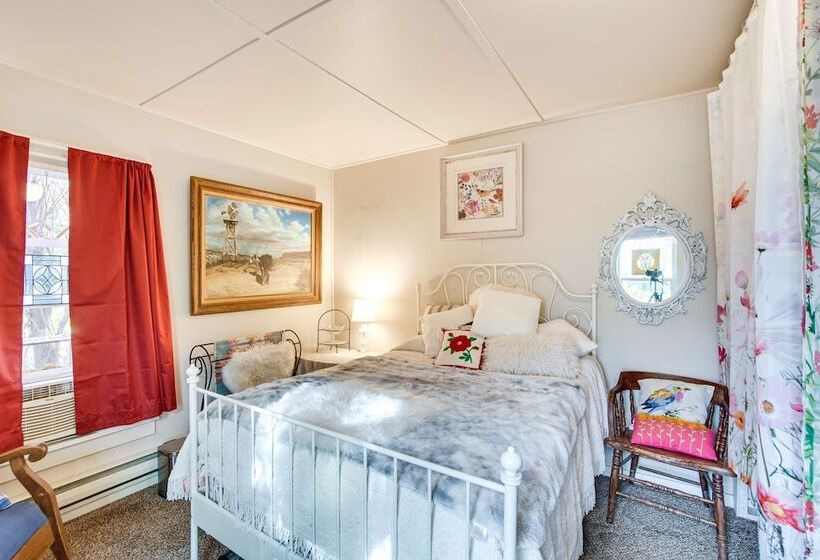 Charming Ellensburg Cottage W/ Private Outdoor Bar