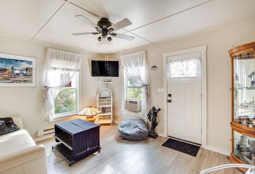 Charming Ellensburg Cottage W/ Private Outdoor Bar