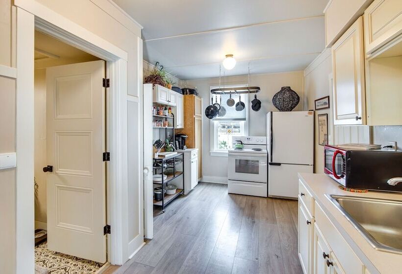 Charming Ellensburg Cottage W/ Private Outdoor Bar