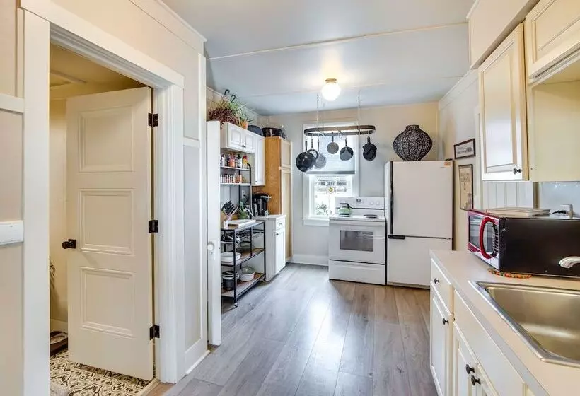 Charming Ellensburg Cottage W/ Private Outdoor Bar