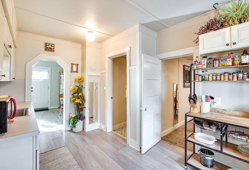 Charming Ellensburg Cottage W/ Private Outdoor Bar