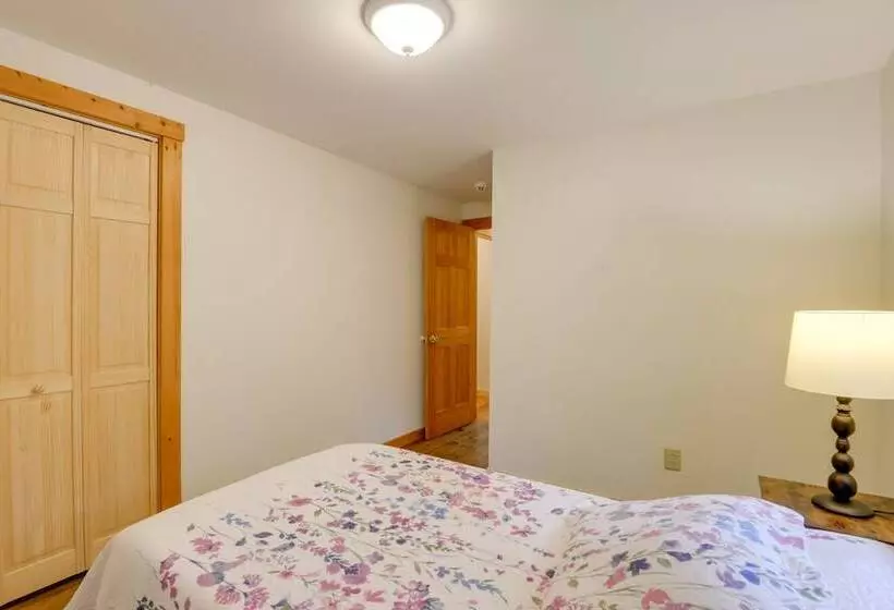 Charming Putney Home: Porch, Grill & Hiking Trails