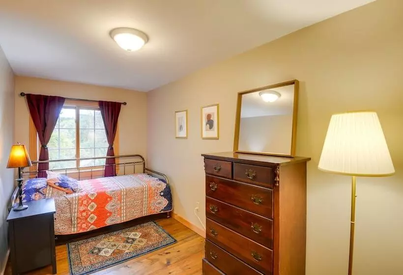 Charming Putney Home: Porch, Grill & Hiking Trails