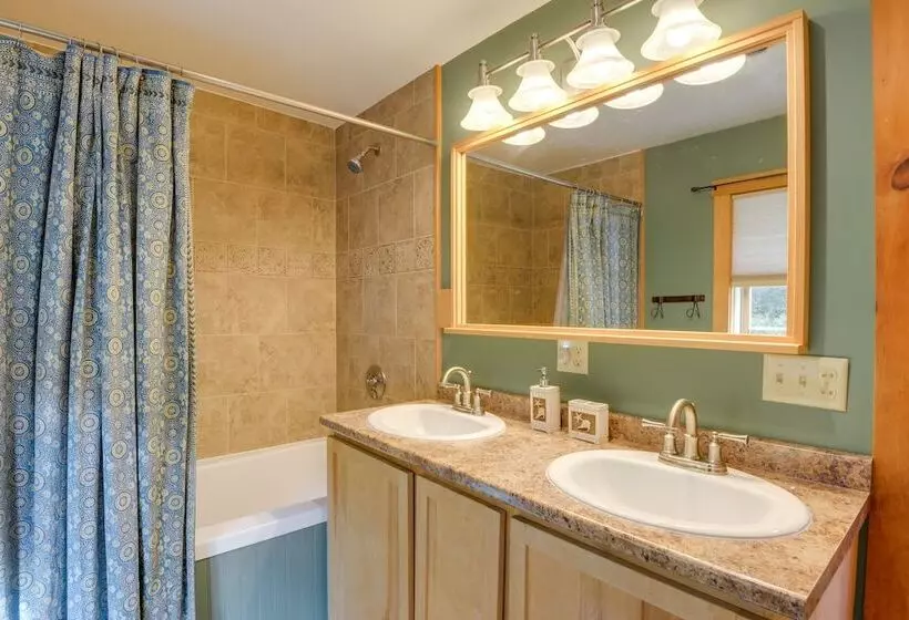 Charming Putney Home: Porch, Grill & Hiking Trails