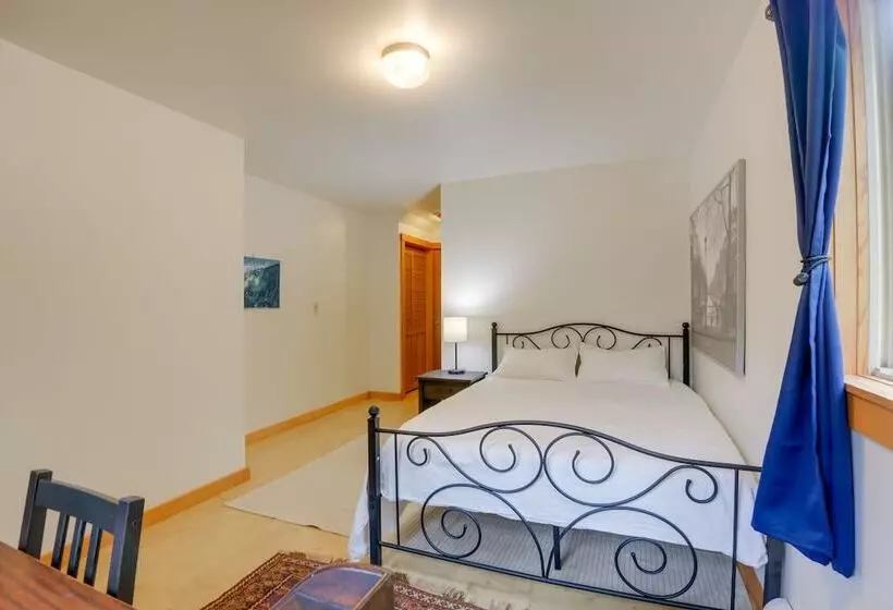 Charming Putney Home: Porch, Grill & Hiking Trails