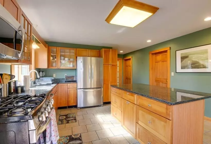 Charming Putney Home: Porch, Grill & Hiking Trails