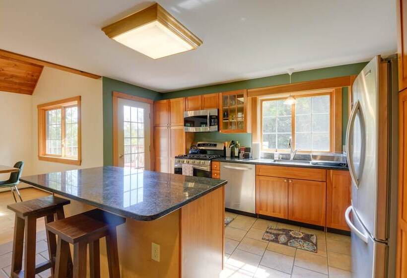 Charming Putney Home: Porch, Grill & Hiking Trails