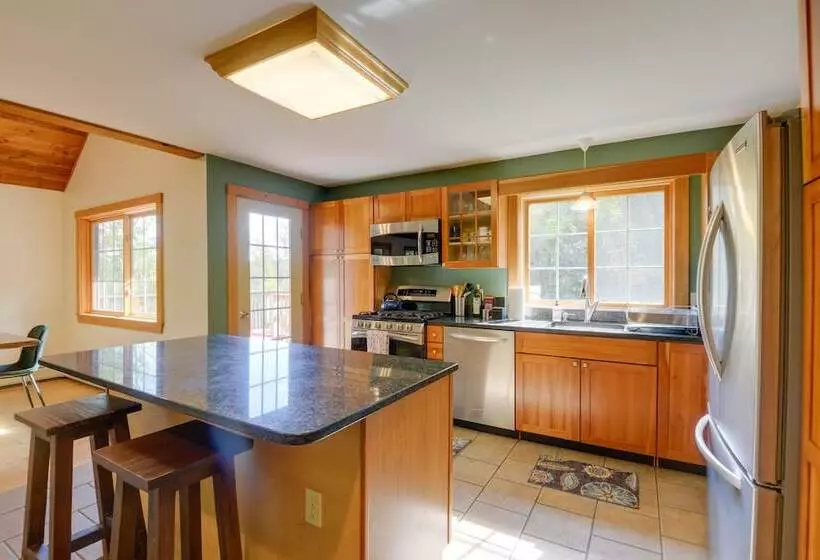 Charming Putney Home: Porch, Grill & Hiking Trails