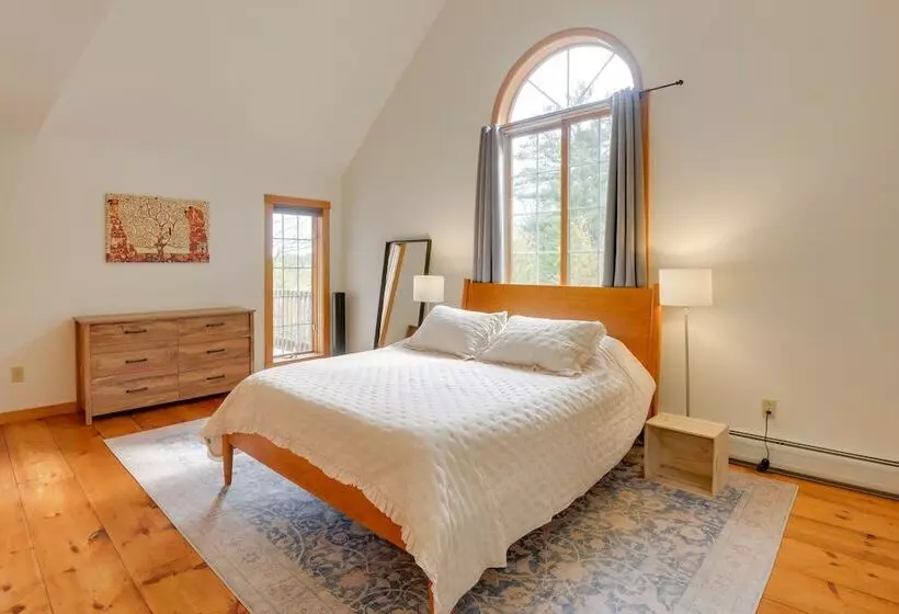 Charming Putney Home: Porch, Grill & Hiking Trails