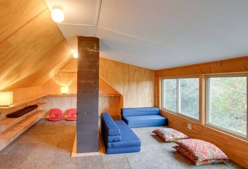 Charming Putney Home: Porch, Grill & Hiking Trails