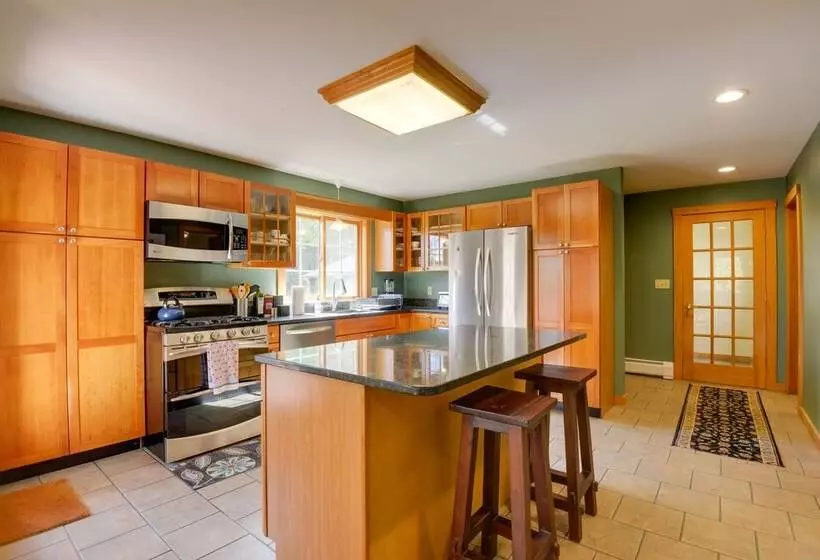 Charming Putney Home: Porch, Grill & Hiking Trails