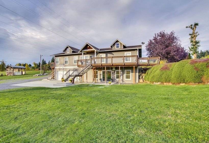 Chic & Modern Snohomish Hideaway On A Working Farm