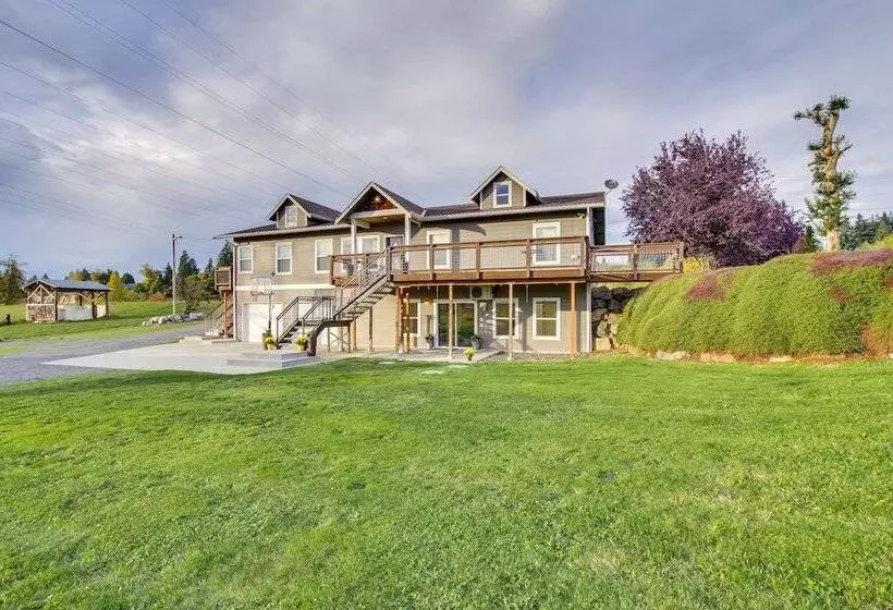 Chic & Modern Snohomish Hideaway On A Working Farm