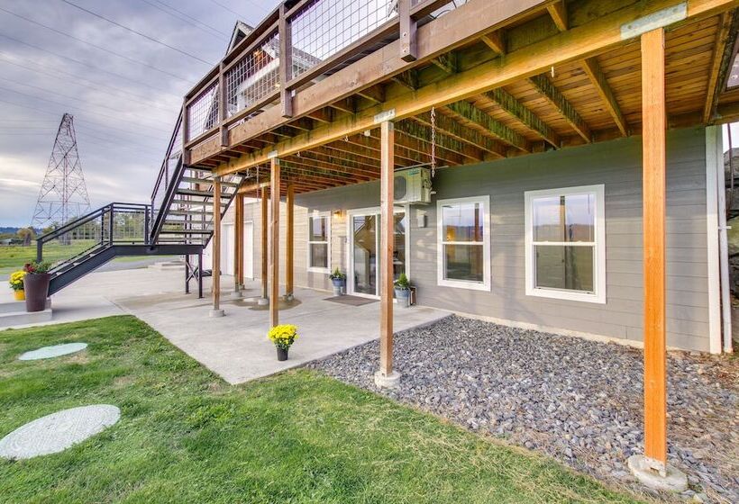 Chic & Modern Snohomish Hideaway On A Working Farm