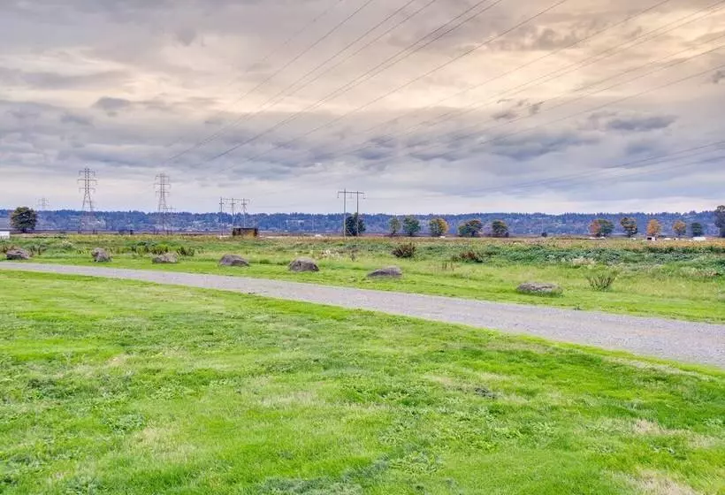 Chic & Modern Snohomish Hideaway On A Working Farm