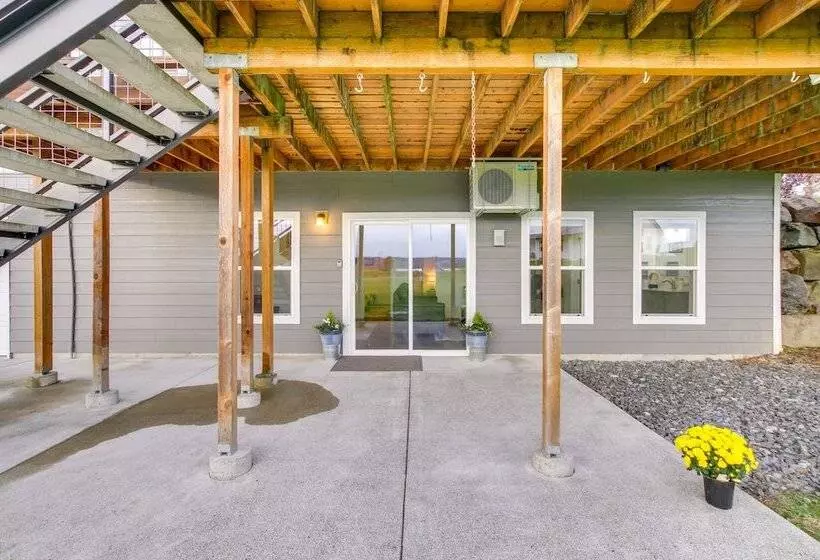 Chic & Modern Snohomish Hideaway On A Working Farm