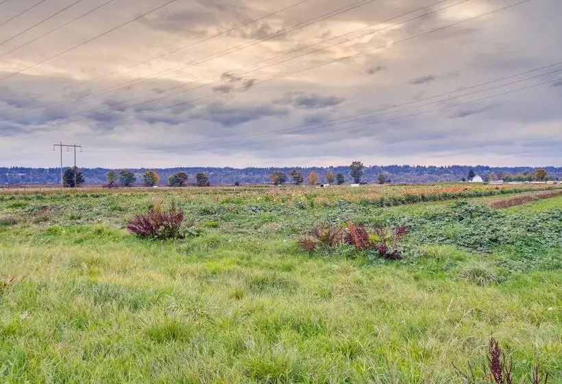 Chic & Modern Snohomish Hideaway On A Working Farm