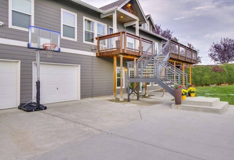 Chic & Modern Snohomish Hideaway On A Working Farm