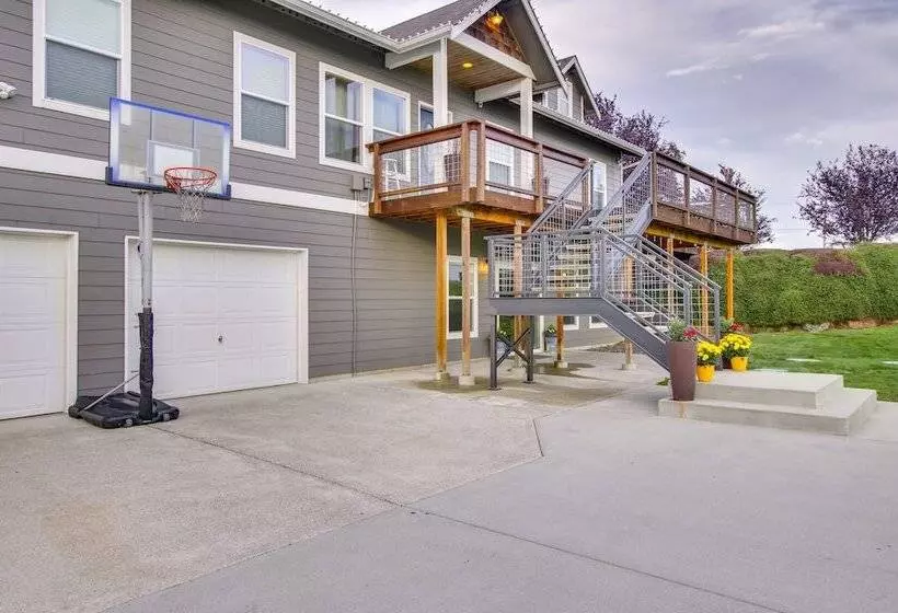 Chic & Modern Snohomish Hideaway On A Working Farm