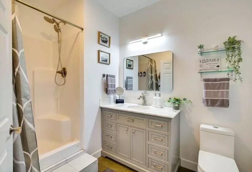 Chic & Modern Snohomish Hideaway On A Working Farm