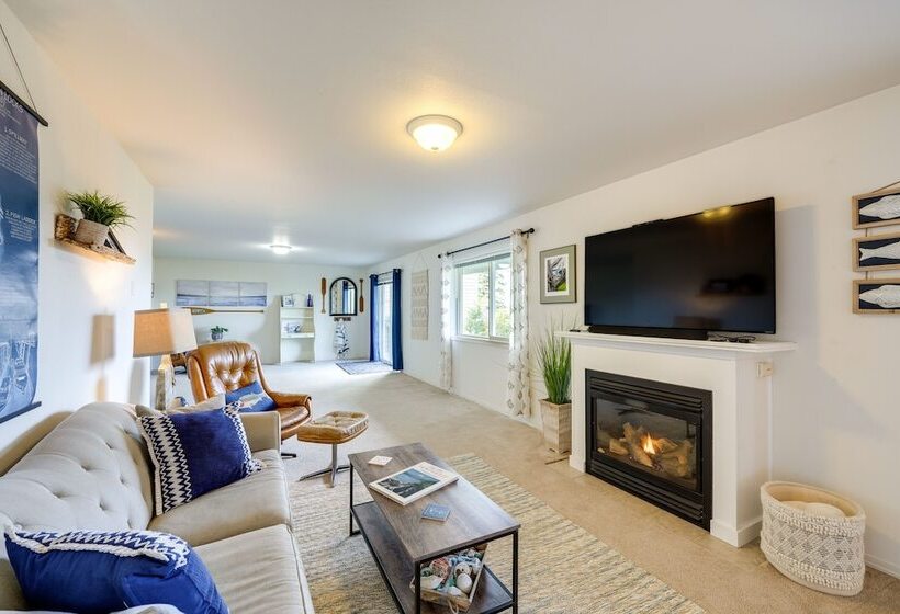 Coastal Haven W/ Hot Tub & San Juan Island Views