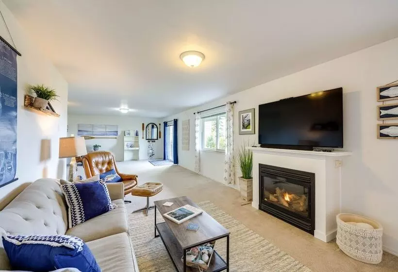 Coastal Haven W/ Hot Tub & San Juan Island Views