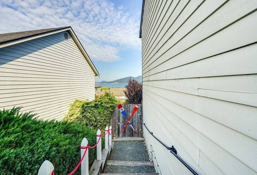 Coastal Haven W/ Hot Tub & San Juan Island Views