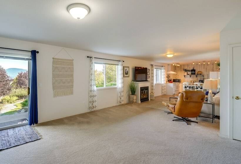 Coastal Haven W/ Hot Tub & San Juan Island Views