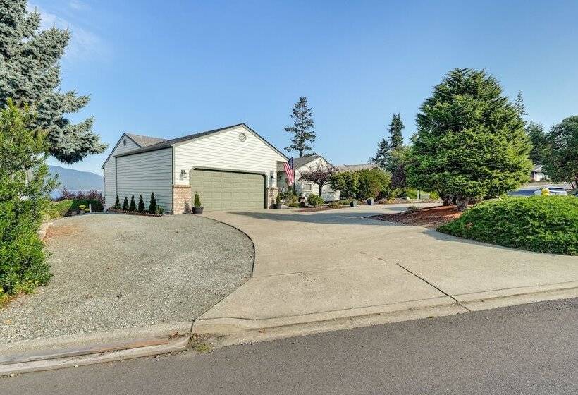Coastal Haven W/ Hot Tub & San Juan Island Views