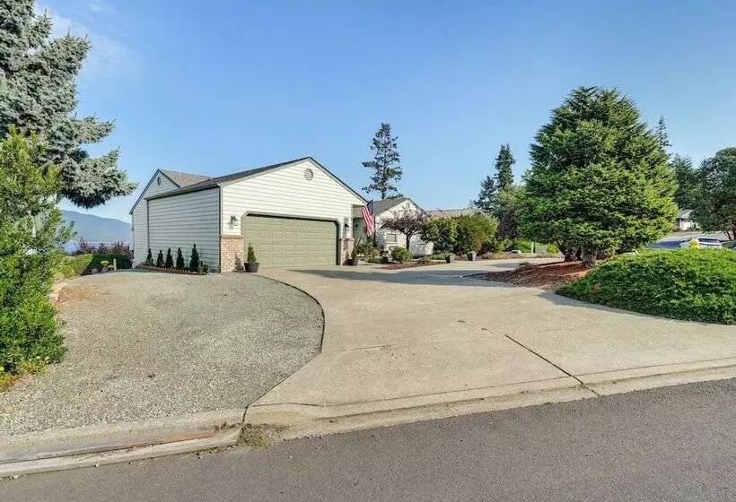 Coastal Haven W/ Hot Tub & San Juan Island Views