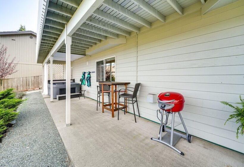 Coastal Haven W/ Hot Tub & San Juan Island Views