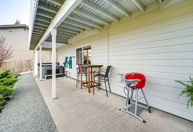 Coastal Haven W/ Hot Tub & San Juan Island Views