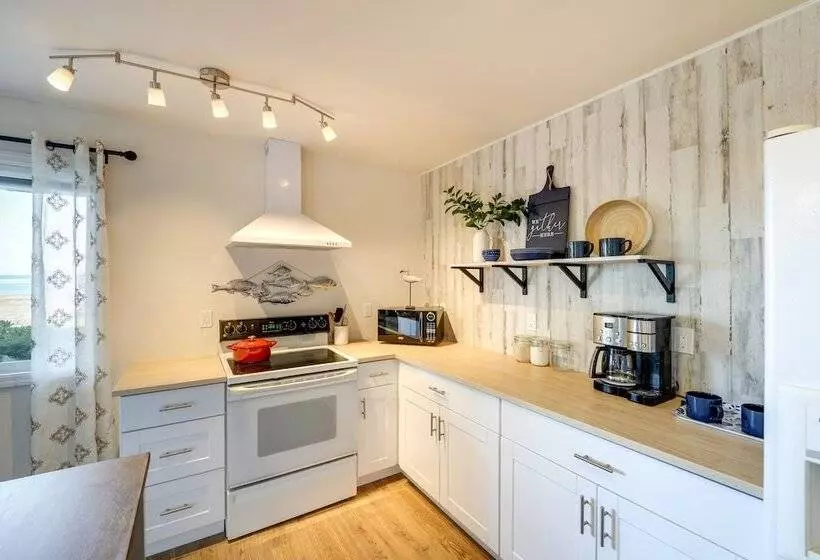 Coastal Haven W/ Hot Tub & San Juan Island Views