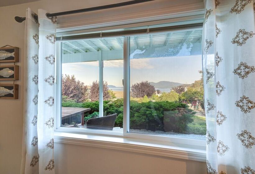 Coastal Haven W/ Hot Tub & San Juan Island Views
