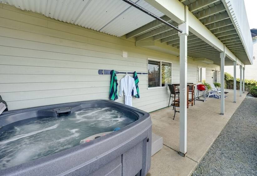 Coastal Haven W/ Hot Tub & San Juan Island Views