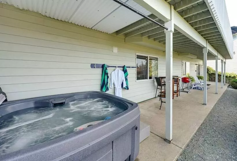 Coastal Haven W/ Hot Tub & San Juan Island Views
