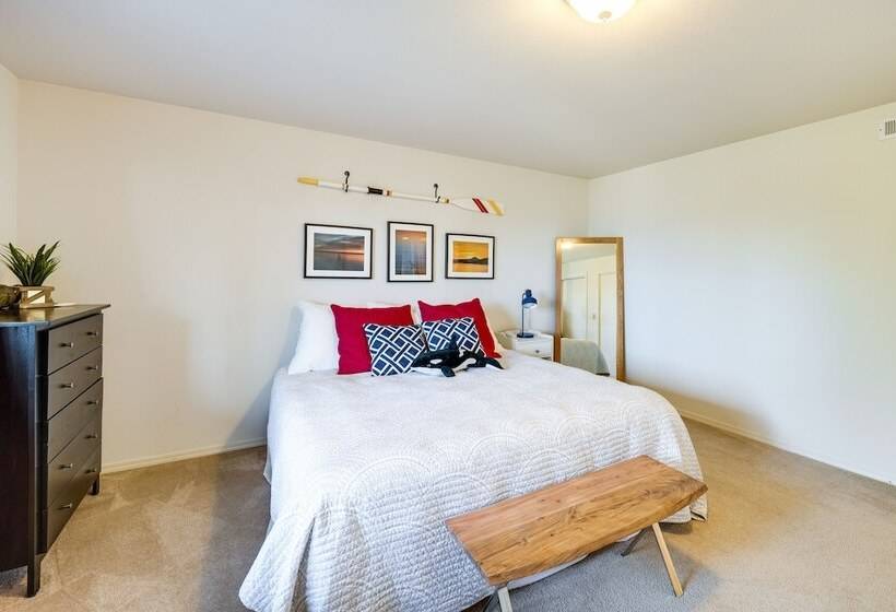 Coastal Haven W/ Hot Tub & San Juan Island Views