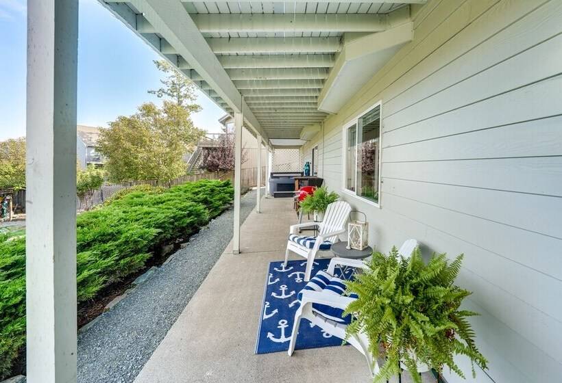 Coastal Haven W/ Hot Tub & San Juan Island Views