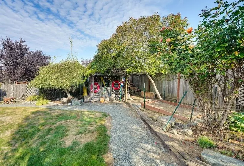 Coastal Haven W/ Hot Tub & San Juan Island Views