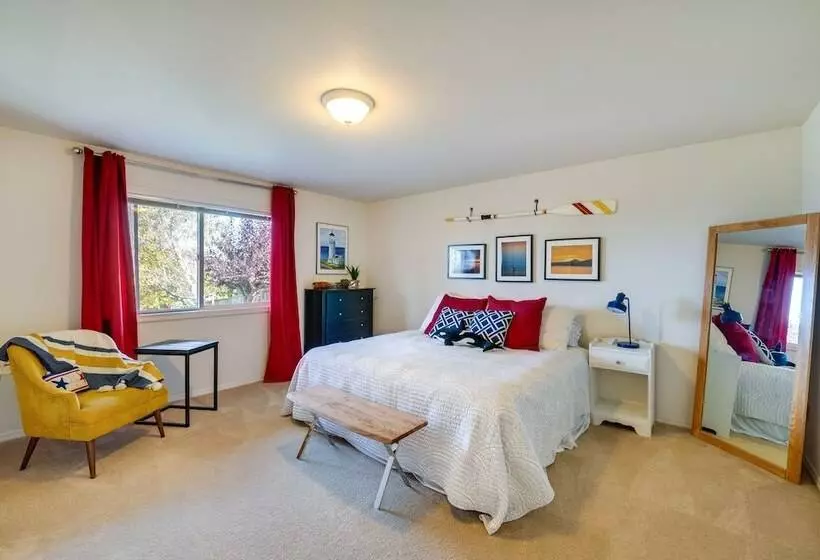 Coastal Haven W/ Hot Tub & San Juan Island Views