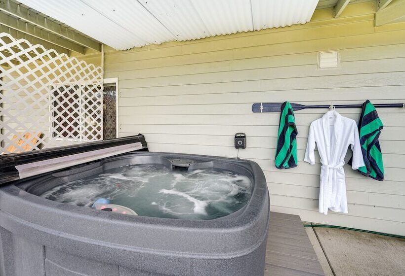 Coastal Haven W/ Hot Tub & San Juan Island Views