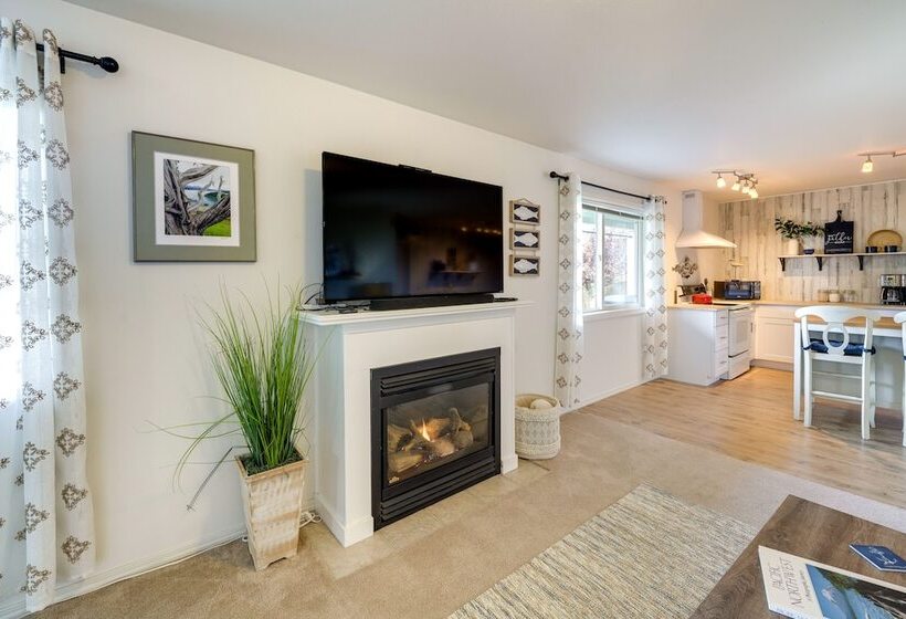 Coastal Haven W/ Hot Tub & San Juan Island Views