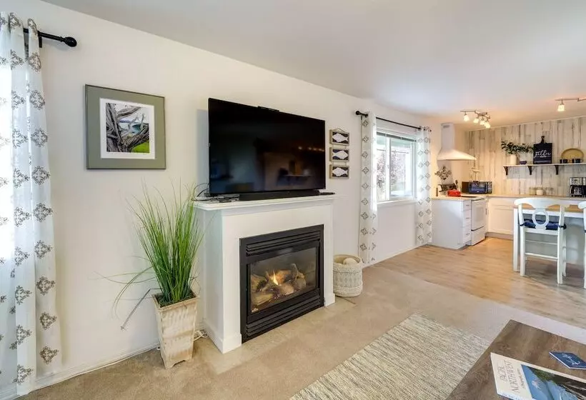 Coastal Haven W/ Hot Tub & San Juan Island Views