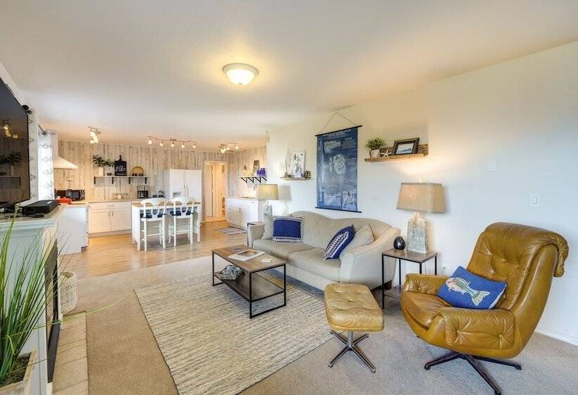 Coastal Haven W/ Hot Tub & San Juan Island Views