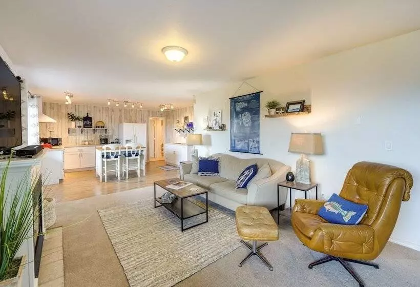 Coastal Haven W/ Hot Tub & San Juan Island Views