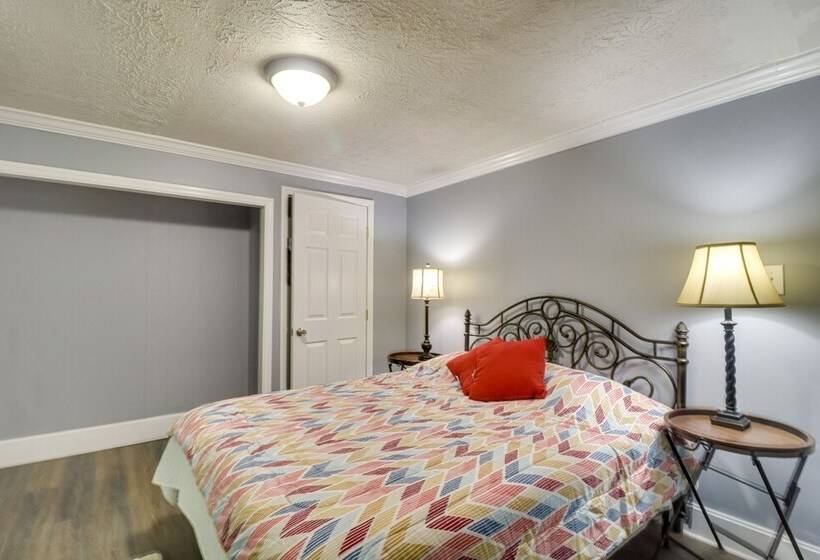 Cozy Virginia Escape W/ Deck, Grill & Fire Pit!