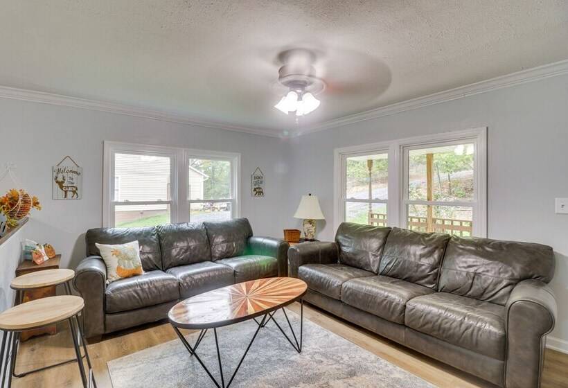 Cozy Virginia Escape W/ Deck, Grill & Fire Pit!