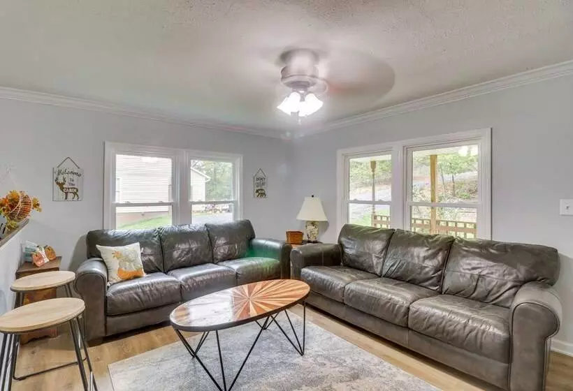 Cozy Virginia Escape W/ Deck, Grill & Fire Pit!